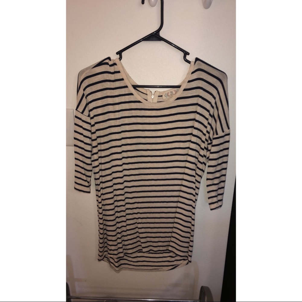 Long, half-sleeve striped shirt